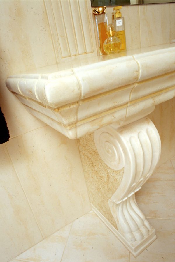 Ensuite-tiled-vanity-detail